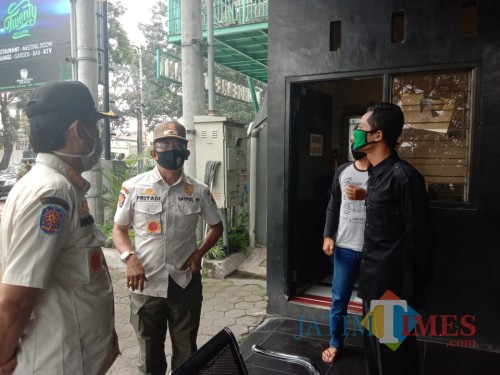 Petugas Satpol PP yang melakukan patroli di lokasi karaoke dan tempat hiburan malam (Anggara Sudiongko/ MalangTIMES)