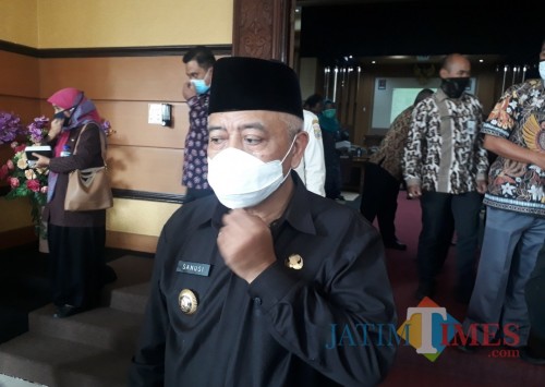 Bupati Malang HM. Sanusi sesaat setelah hadiri Rapat Paripurna di Gedung DPRD Kabupaten Malang, Kamis (16/7/2020). (Foto: Tubagus Achmad/MalangTimes)