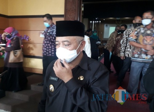 Bupati Malang HM. Sanusi sesaat setelah mengikuti agenda Rapat Paripurna di Gedung DPRD Kabupaten Malang, Kamis (16/7/2020). (Foto: Tubagus Achmad/MalangTimes)