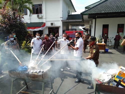 Jajaran petinggi Kejaksaan Negeri Kabupaten Malang dan petugas lainnya sedang melakukan pemusnahan BB narkotika dengan cara dibakar, Kamis (16/7/2020). (Ist)