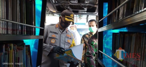 Kapolres saat melihat ini mobil pintar (Joko Pramono for Jatim TIMES)
