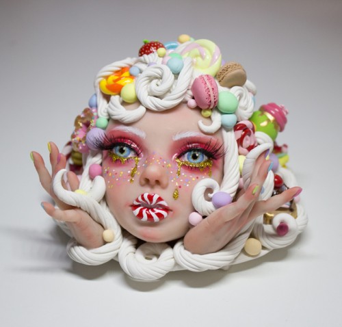 Karya seni patung wajah dengan cake macarons karya Tina Yu. (Foto: instagram @tina.yu.artist).