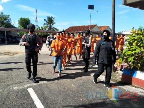 Para tersangka saat dihadirkan dalam rilis ungkap kasus narkoba di Mapolres Sumenep (Foto: Syaiful Ramadhani/JatimTimes)