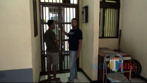 Pelaku saat dijebloskan ke dalam sel Mapolsek Tanggul (foto : Gito / Jatim TIMES)