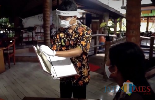 Salah satu pelayanan di rumah makan yang sudah sesuai dengan protokol kesehatan (Foto : Instagram Disparbud Kabupaten Malang)