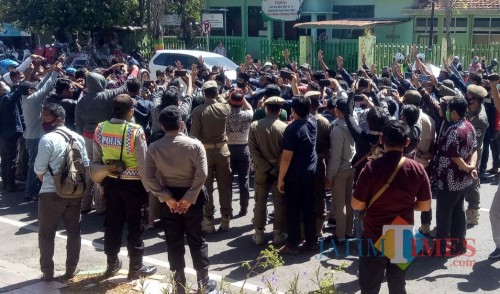 Sejumlah mahasiswa dari Aliansi BEM Unira saat menyampaikan orasi di depan gedung DPRD Pamekasan