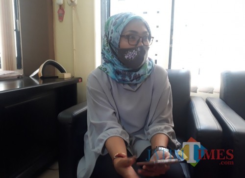 Ketua KPU Kabupaten Malang, Anis Suhartini saat ditemui awak media di ruang kerjanya, Kamis (16/7/2020). (Foto: Tubagus Achmad/MalangTimes)