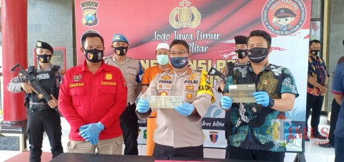 Pelaku dan BB hasil kejahatan diamankan di Mapolres Blitar.(Foto : Aunur Rofiq/BlitarTIMES)