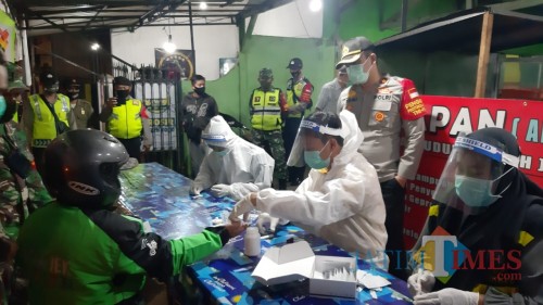 Petugas gabungan saat melakukan rapid test massal di wilayah Kecamatan Dau (Foto: Humas Polres Malang for MalangTIMES)