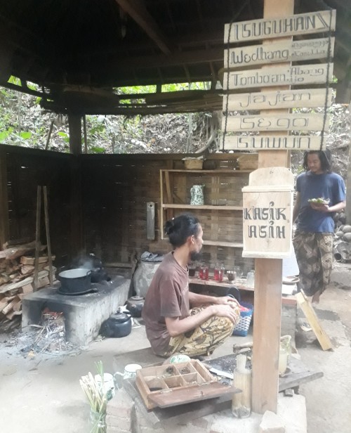 Salah satu pemilik Warung Tomboan, Cak Yasin sedang meramu minuman yang akan disajikan kepada pengunjung, Minggu (19/7/2020). (Foto: Tubagus Achmad/MalangTimes)