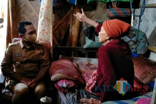 Bupati Lumajang ketika berdialog dengan Bu Maati dikediamannya (Foto : Moch. R. Abdul Fatah / Jatim TIMES)