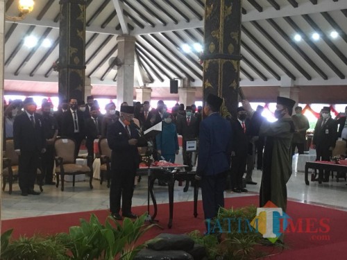 Bupati Malang HM. Sanusi (pegang naskah pelantikan) saat melantik Sekda Kabupaten Malang Wahyu Hidayat.