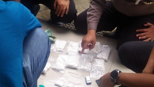 Petugas Satlantas Polres Kediri Ketika menunjukkan barang bukti yang diamankan dari tersangka. (Foto: Istimewa)