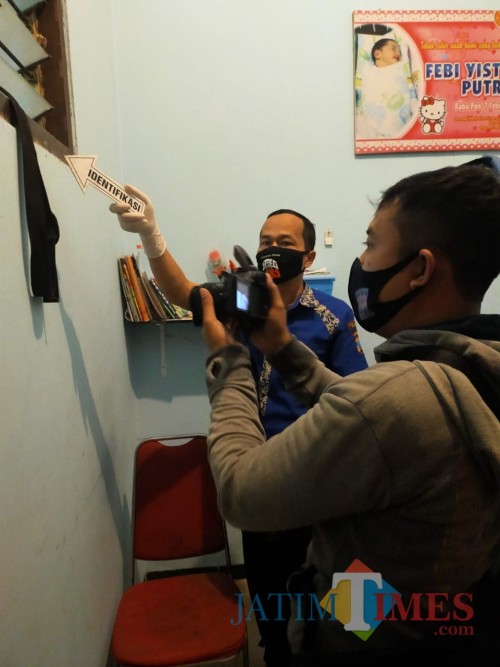 Petugas tunjukan tempat gantung diri Rahman Hadi (dok. Polres Tulungagung)