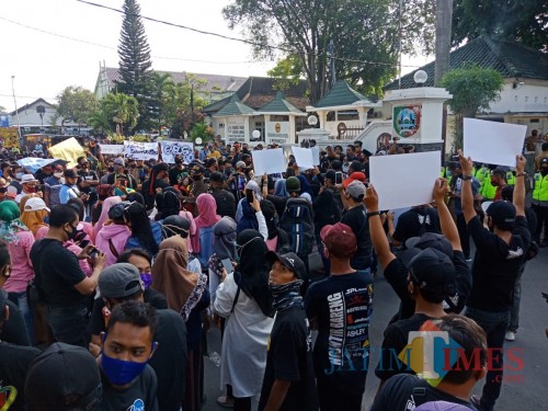 Ratusan massa unjuk rasa terlihat memadati depan Pendopo Kabupaten Jombang. (Foto : Adi Rosul / JombangTIMES)