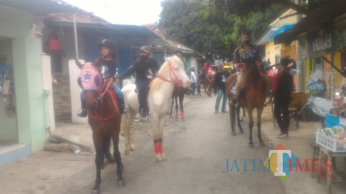 Suasana pemberangkatan tur berkuda Pordasi Banyuwangi. (Nurhadi/BanyuwangiTimes)