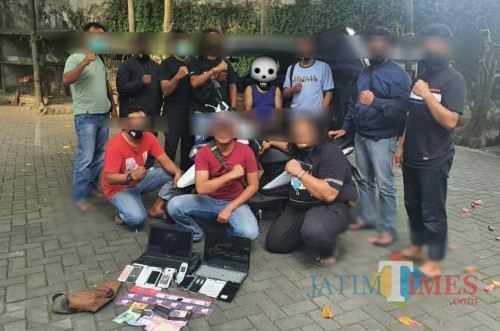 Tim Macan Agung saat mengamankan dua dari tiga pelaku pencurian. / Foto : Dokpol / Tulungagung TIMES