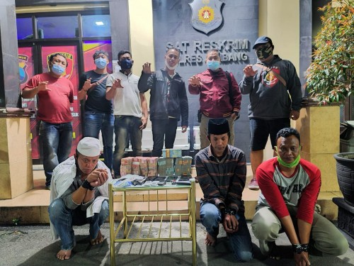 Ke tiga pelaku pencurian uang Rp 385 juta saat digelandang di Mapolres Jombang (tiga di bawah) (Istimewa)