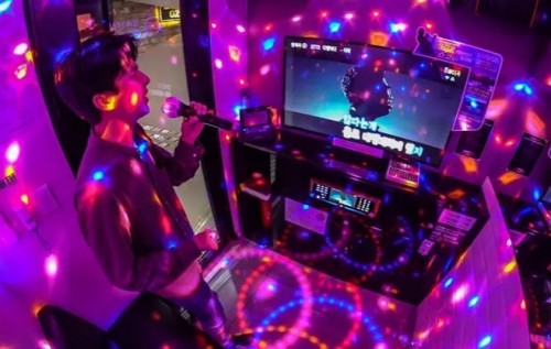 Ilustrasi karaoke. (Foto: koreaboo).