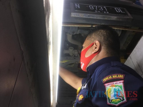 Petugas dari Dishub Kabupaten Malang saat melakukan pengecekan uji kir (Foto: Ashaq Lupito/ MalangTIMES)
