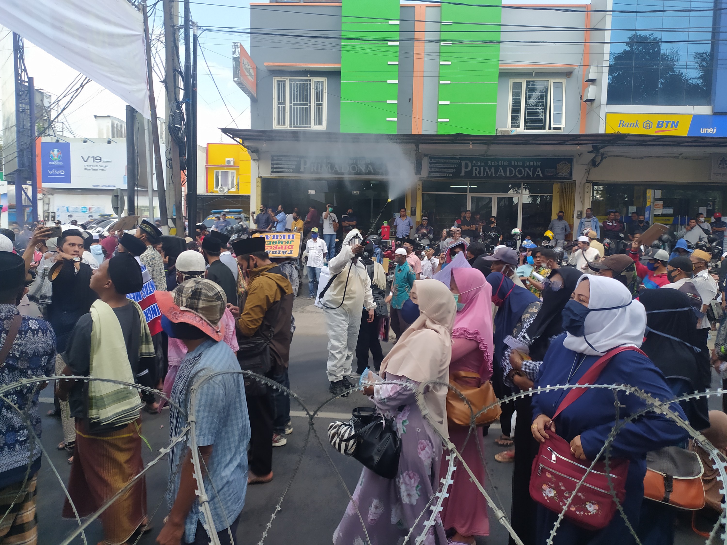 Aliansi Masyarakat Jember Demo, Polisi Semprot dengan Disinfektan ...