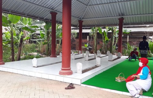 Masyarakat yang sedang berziarah ke Makam Kyai Podo yang berada di Desa Kidal, Kecamatan Tumpang, Kabupaten Malang, Rabu (22/7/2020).