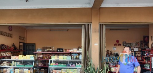 Pak Gatot di depan toko oleh-oleh jhas Jogja miliknya