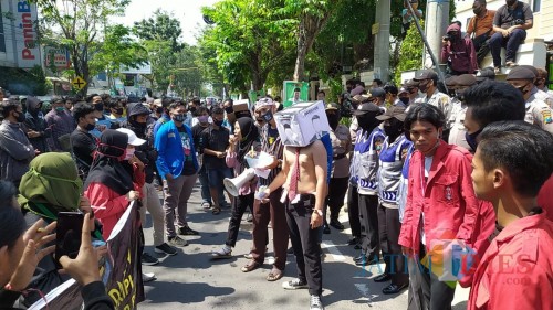 Demonstrasi mahasiswa Lamongan melawan