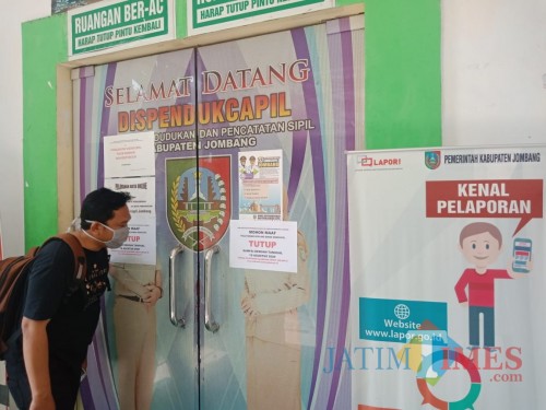 Pintu masuk ruangan pelayanan Adminduk Dispendukcapil Jombang tertutup rapat. (Foto : Adi Rosul / JombangTIMES)
