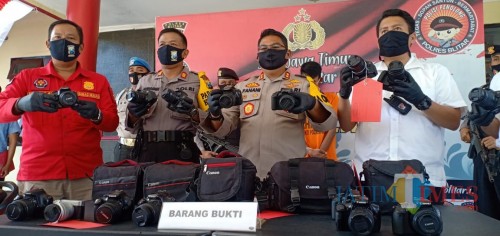 Polisi mengamankan pelaku dan BB kamera hasil kejahatan.(Foto : Aunur Rofiq/BlitarTIMES)