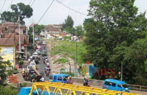Suasana Jembatan Kedungkandang sebelum dilakukan pembenahan (Dokumentasi MalangTIMES).