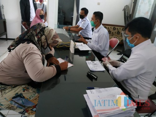 Suasana penerimaan bansos di kantor Dinsos-P3AP2KB