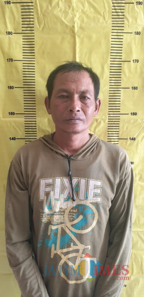 Tersangka pembunuhan perempuan yang diduga sebagai dukun santet (Foto: Humas Polres Sumenep for Sumenep Jatim Times)