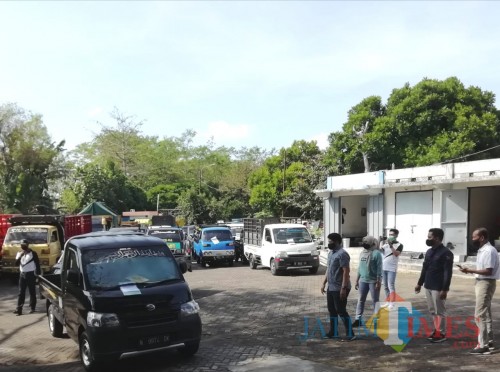 Hafi Lutfi, kepala Dishub Kabupaten Malang (paling kanan), saat melihat proses fogging gratis kendaraan yang akan uji kir (Foto : Nana / MalangTIMES)