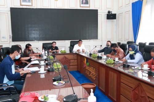 Suasana audiensi Pokja Gotong Royong bersama Wali Kota Malang Sutiaji saat pembahasan event Malang Gleerr, Jumat (24/7/2020). (Foto: Humas Pemkot Malang).