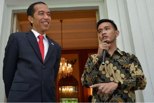 Joko Widodo bersama Putra Sulungnya, Gibran Rakabuming (Foto: boombastis.com)