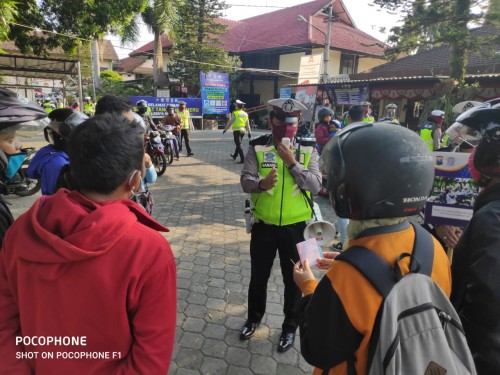 Petugas dikyasa Satlantas Polresta Malang Kota memberikan imbauan kepada pelanggar lalu lintas. (Ist)