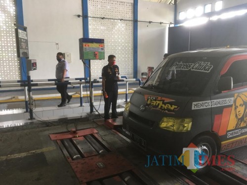 Petugas Dishub Kabupaten Malang saat melakukan pengujian terhadap kendaraan bermotor. Foto : Ashaq Lupito / MalangTIMES)