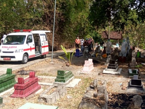 Suasana pemakaman pasien PDP di Kabupaten Madiun.