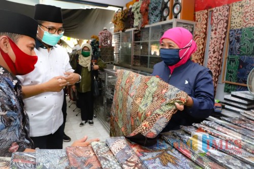 Gubernur Jatim Khofifah ketika meninjau produksi batik
