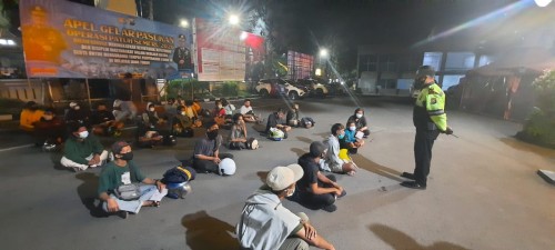 Petugas Polresta Malang Kota saat memberikan pembinaan kepada 20 lebih pemuda yang melanggar lalu lintas. (Istimewa)