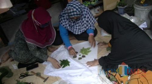 Proses pembuatan baju bekas diubah menjadi busana batik ecoprint di Kota Malang. (Ahmad Amin/MalangTIMES).