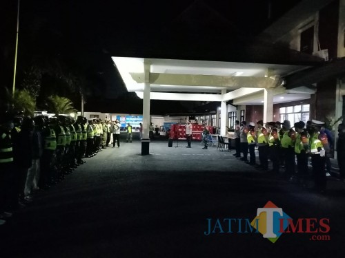 Situasi apel pelaksanaan cipta kondisi penegakan protokol kesehatan di Kantor Satpas Singosari. (Foto: Aldi Nur Fadil - MalangTIMES)