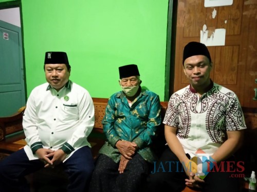 Yasin Hermanto, KH Ali Zen (Ketua Dewan Syuro PKB Kota Blitar) dan Henry P Anwar.(Foto : Aunur Rofiq/BlitarTIMES)