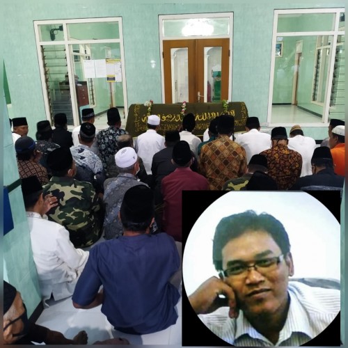 Jenazah Mas Gotri sehabis disalatkan, pojok bawah Foto Almarhum / Foto : Anang Basso / baca