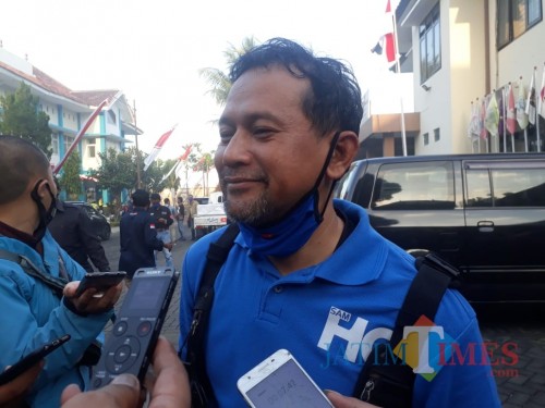 Heri Cahyono saat hadir di Kantor KPU Kabupaten Malang untuk menyerahkan kekurangan berkas suara dukungan, Senin (27/7/2020). (Foto: Tubagus Achmad/MalangTimes)