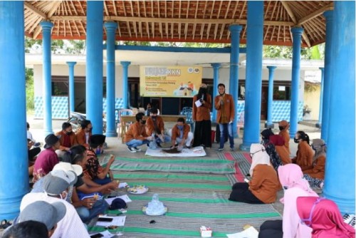 Mahasiswa KKN Unikama Kelompok 15 yang memberikan pelatihan pengolahan limbah ternak menjadi pupuk organik (Ist)