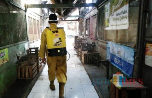 Penyemprotan disinfektan di Pasar Sutojayan