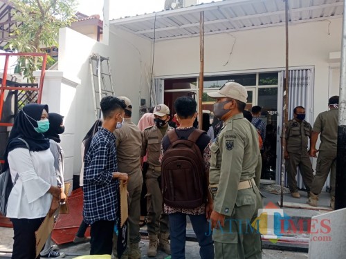 Petugas Satpol PP Jombang saat menertibkan kerumunan para pelamar kerja di Jombang. (Foto : Adi Rosul / JombangTIMES)