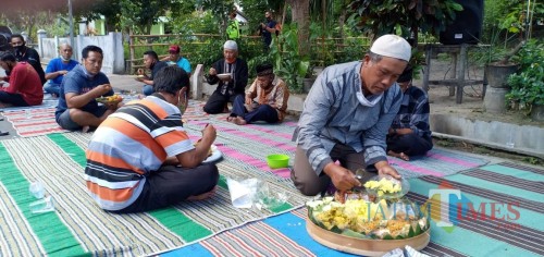 Syukuran digelar warga Rembang Kota Blitar setelah 9 warganya sembuh dari Covid-19.(Foto : Aunur Rofiq/BlitarTIMES)
